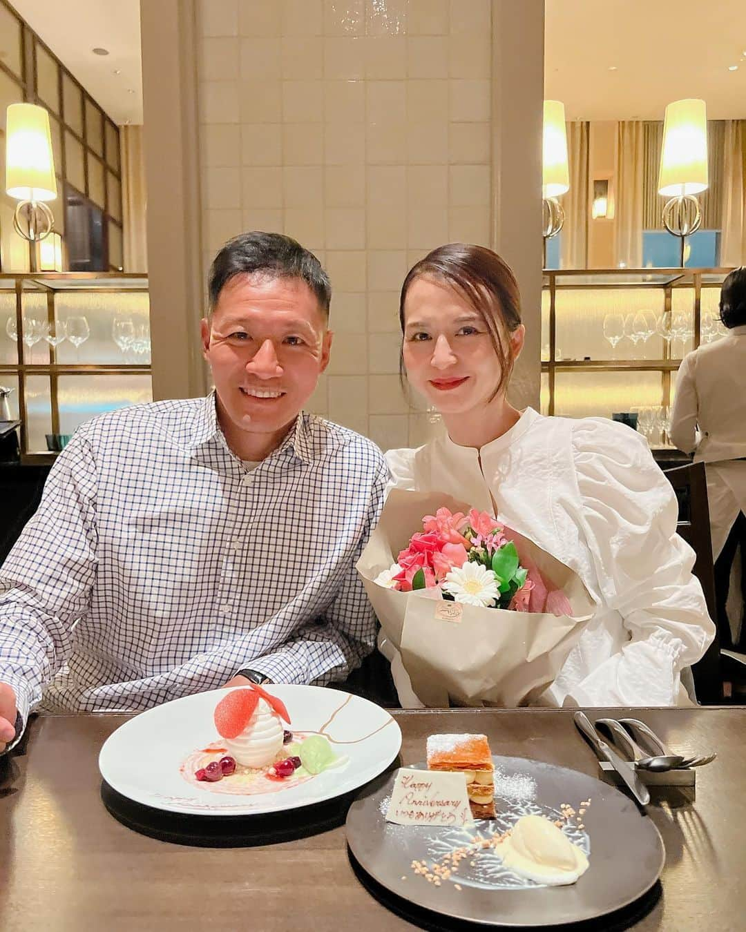 井川絵美のインスタグラム：「・ ・ えーもう4月終わる！ ちょっと前ですが 16回目の結婚記念日のお祝いをしました🥂 記念日といえばオリエンタルテラス✨ 10年前の結婚記念日も家族で来ていたので 娘と同じポーズで撮ってみました😂 大きくなった〜〜 あんなちびちゃんが今は167cm😳 ・ 家族皆それぞれ日々色々とありますが 一緒に試行錯誤しながら、 楽しんでいけたらいいな☺️ ・ #結婚記念日 #ジオリエンタルテラス #浜松市」