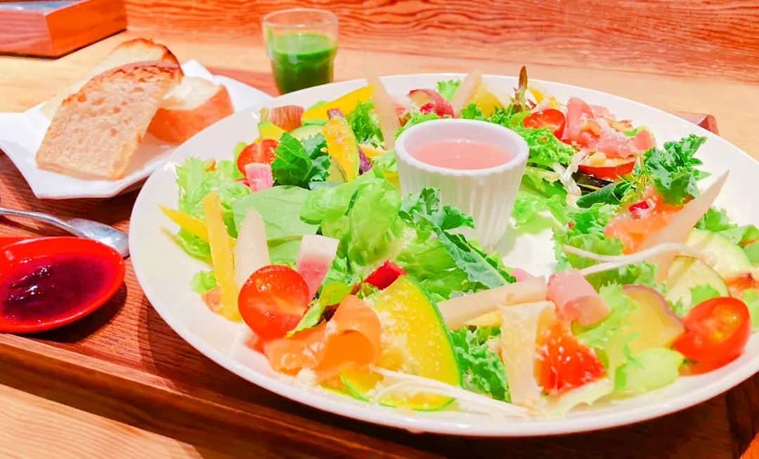 梁愛美さんのインスタグラム写真 - (梁愛美Instagram)「🍅🍅🍅⁡ ⁡❥︎⁡ ⁡❥︎⁡ ⁡【農家の台所 新宿三丁目店】⁡ ⁡❥︎⁡ ⁡❥︎⁡ ⁡⁡⁡20種野菜のリースサラダプレート🍅🍅🍅⁡ ⁡❥︎⁡ ⁡❥︎⁡ 🤍3種類のパン 🤍20種類のリースサラダ 🤍ひとくちスムージー⁡ ⁡❥︎⁡ ⁡❥︎  大好き農家の台所で健康モーニング⁡🍳🍳🍳💕 ⁡❥︎⁡ ⁡❥︎ 創業15年⁡✨⁡野菜専門の老舗レストラン⁡😋🍴💕 ⁡❥︎⁡ ⁡❥︎ 目利きが選ぶ味の違う野菜たち🍆🍅🌽 ⁡❥︎⁡ ⁡❥︎ 全国の契約農家から直送👩🏻‍🌾👩🏻‍🌾👩🏻‍🌾 ❥︎⁡ ⁡❥︎ ⁡📍東京都新宿区新宿3-5-3高山ランド会館4F⁡ ⁡❥︎⁡ ⁡❥︎⁡ ⁡PR @noukanodaidokoro_shinjuku3⁡ ⁡❥︎⁡ ⁡❥︎ #morning #vegetable #vegetarian #platinumproduction #aimiryou #農家の台所 #新宿グルメ #新宿モーニング #新宿ベジタリアン #ベジタリアン #ビーガン #東京モーニング #新宿三丁目グルメ  #朝食 #プラチナムプロダクション #梁愛美」4月24日 21時59分 - aimipink