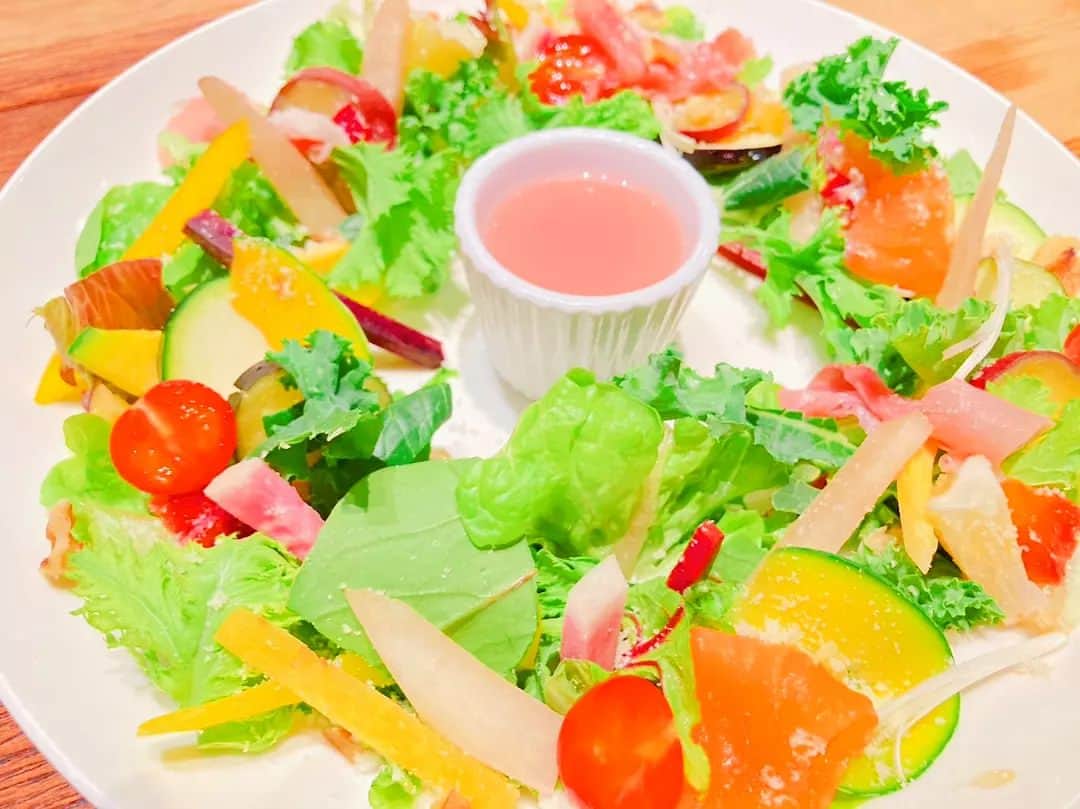 梁愛美さんのインスタグラム写真 - (梁愛美Instagram)「🍅🍅🍅⁡ ⁡❥︎⁡ ⁡❥︎⁡ ⁡【農家の台所 新宿三丁目店】⁡ ⁡❥︎⁡ ⁡❥︎⁡ ⁡⁡⁡20種野菜のリースサラダプレート🍅🍅🍅⁡ ⁡❥︎⁡ ⁡❥︎⁡ 🤍3種類のパン 🤍20種類のリースサラダ 🤍ひとくちスムージー⁡ ⁡❥︎⁡ ⁡❥︎  大好き農家の台所で健康モーニング⁡🍳🍳🍳💕 ⁡❥︎⁡ ⁡❥︎ 創業15年⁡✨⁡野菜専門の老舗レストラン⁡😋🍴💕 ⁡❥︎⁡ ⁡❥︎ 目利きが選ぶ味の違う野菜たち🍆🍅🌽 ⁡❥︎⁡ ⁡❥︎ 全国の契約農家から直送👩🏻‍🌾👩🏻‍🌾👩🏻‍🌾 ❥︎⁡ ⁡❥︎ ⁡📍東京都新宿区新宿3-5-3高山ランド会館4F⁡ ⁡❥︎⁡ ⁡❥︎⁡ ⁡PR @noukanodaidokoro_shinjuku3⁡ ⁡❥︎⁡ ⁡❥︎ #morning #vegetable #vegetarian #platinumproduction #aimiryou #農家の台所 #新宿グルメ #新宿モーニング #新宿ベジタリアン #ベジタリアン #ビーガン #東京モーニング #新宿三丁目グルメ  #朝食 #プラチナムプロダクション #梁愛美」4月24日 21時59分 - aimipink