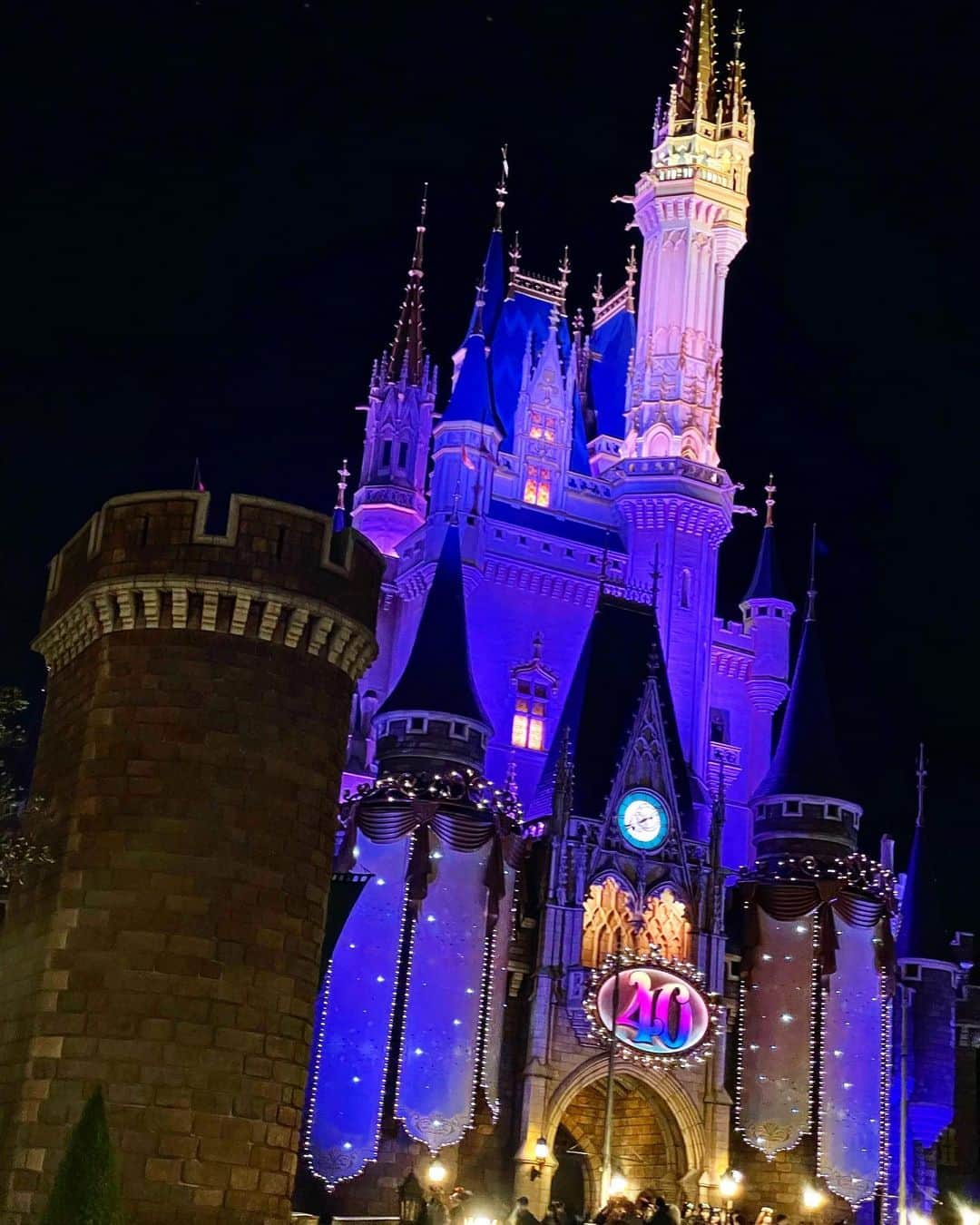宮下美恵さんのインスタグラム写真 - (宮下美恵Instagram)「#ディズニー40周年   りったんの誕生日ディズニー、 今月2度目は長女と2人で行くって、 歳の差姉妹で毎日張り切り中w  ママも後から行っちゃおうかな？ と思うものの、 なんか、なんか、2人で行こーねーって張り切り過ぎてて、ママお邪魔そうな雰囲気にも感じるんだよな😅  #誕生日ディズニー#3歳#3歳の誕生日#ディズニーランド#ディズニーコーデ #高齢ママ#三姉妹ママ #末っ子#親子コーデ#低身長コーデ」4月24日 21時59分 - miemiyashita