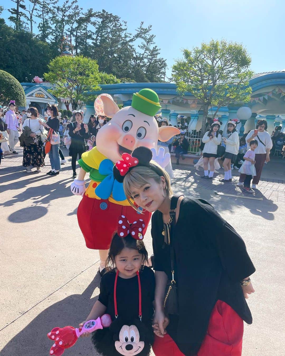 宮下美恵さんのインスタグラム写真 - (宮下美恵Instagram)「#ディズニー40周年   りったんの誕生日ディズニー、 今月2度目は長女と2人で行くって、 歳の差姉妹で毎日張り切り中w  ママも後から行っちゃおうかな？ と思うものの、 なんか、なんか、2人で行こーねーって張り切り過ぎてて、ママお邪魔そうな雰囲気にも感じるんだよな😅  #誕生日ディズニー#3歳#3歳の誕生日#ディズニーランド#ディズニーコーデ #高齢ママ#三姉妹ママ #末っ子#親子コーデ#低身長コーデ」4月24日 21時59分 - miemiyashita