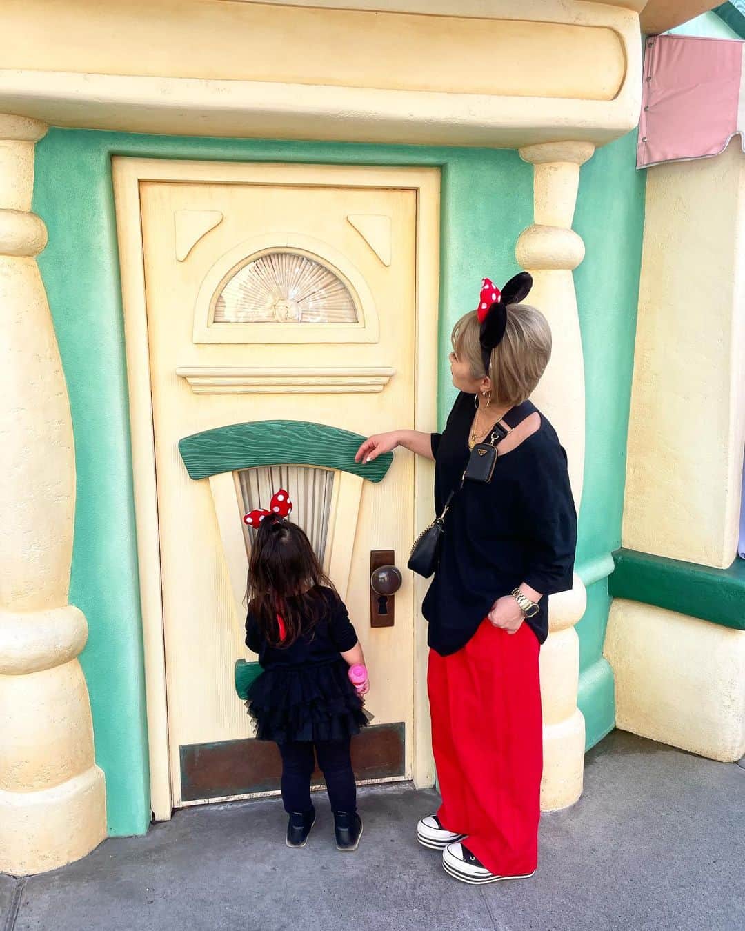 宮下美恵さんのインスタグラム写真 - (宮下美恵Instagram)「#ディズニー40周年   りったんの誕生日ディズニー、 今月2度目は長女と2人で行くって、 歳の差姉妹で毎日張り切り中w  ママも後から行っちゃおうかな？ と思うものの、 なんか、なんか、2人で行こーねーって張り切り過ぎてて、ママお邪魔そうな雰囲気にも感じるんだよな😅  #誕生日ディズニー#3歳#3歳の誕生日#ディズニーランド#ディズニーコーデ #高齢ママ#三姉妹ママ #末っ子#親子コーデ#低身長コーデ」4月24日 21時59分 - miemiyashita