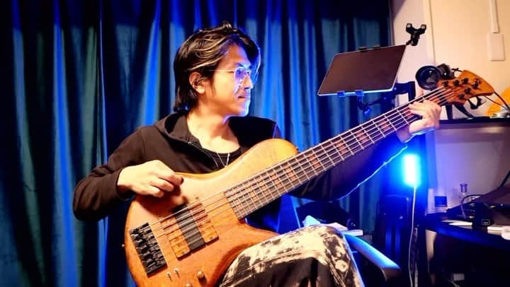 森田悠介のインスタグラム：「Testing new strings with @adamovicbasses Halo6 Exposed core strings by @fbassinc  #bass #bassplayer #musicianlife #bassist #adamovic #artist #lowend #lowB #flamenco #jazz #impro #fbass #bassstrings #6stringbass #fbass #exposedcore #ベース #6弦ベース #弦」