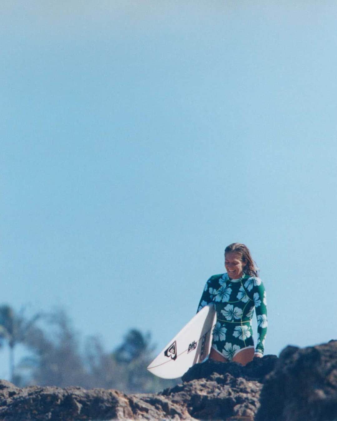 ロキシーさんのインスタグラム写真 - (ロキシーInstagram)「A collection of classic Hawaiian prints à la 90s ROXY with a modern twist made for surfer girls, past and present. Explore @stephaniegilmore's latest collection by tapping the link in our bio」4月24日 22時00分 - roxy