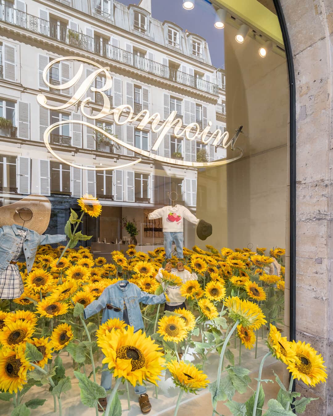 bonpointさんのインスタグラム写真 - (bonpointInstagram)「Bonpoint SS23 | A sea of golden blooms. 🌻 ​ Summer is on its way with our new boutiques' window display! ​ Discover our summer wardrobe with country accents, inspired by sunflowers fields online and in stores.​  #Bonpoint #BonpointBoutique」4月24日 22時01分 - bonpoint