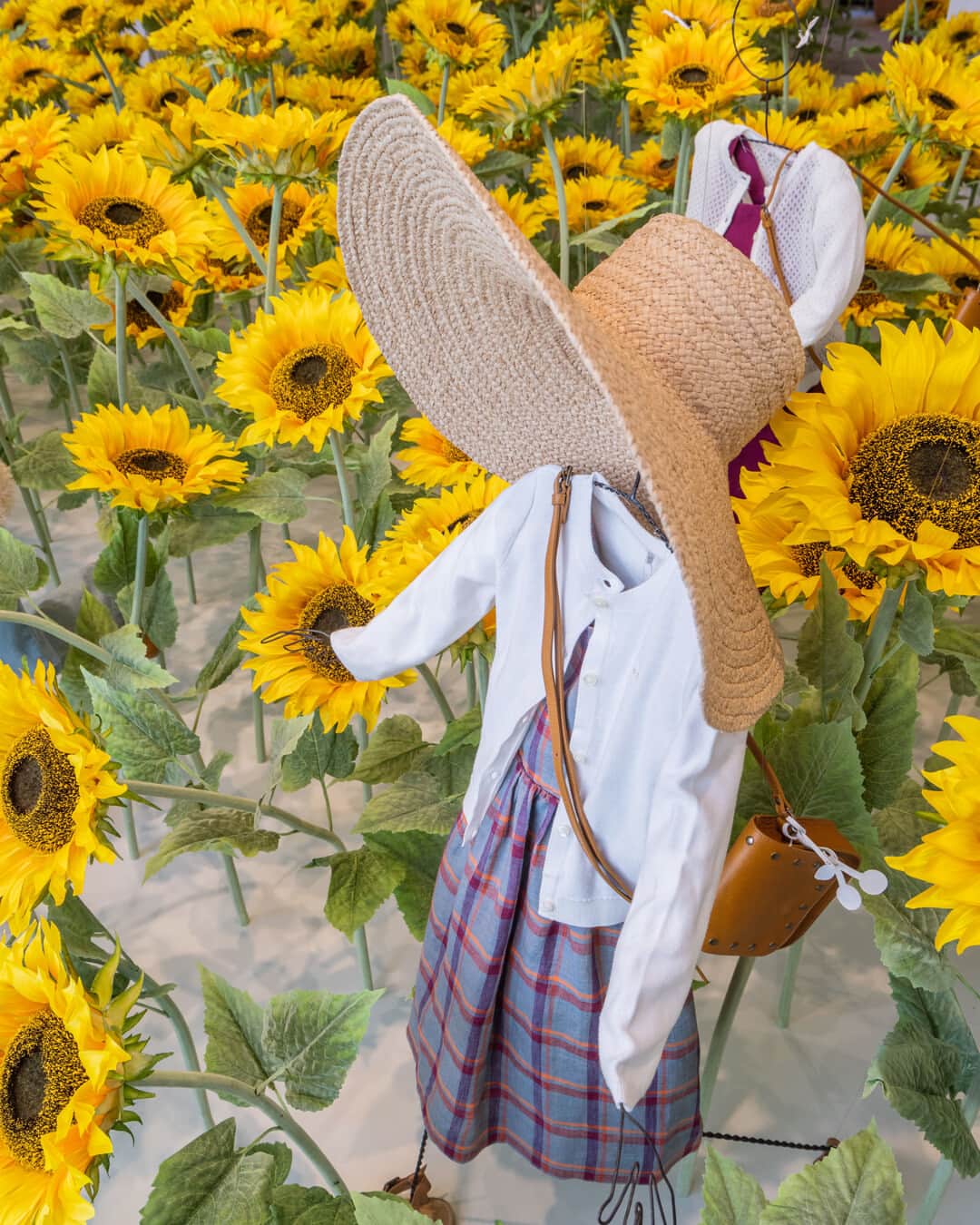 bonpointさんのインスタグラム写真 - (bonpointInstagram)「Bonpoint SS23 | A sea of golden blooms. 🌻 ​ Summer is on its way with our new boutiques' window display! ​ Discover our summer wardrobe with country accents, inspired by sunflowers fields online and in stores.​  #Bonpoint #BonpointBoutique」4月24日 22時01分 - bonpoint