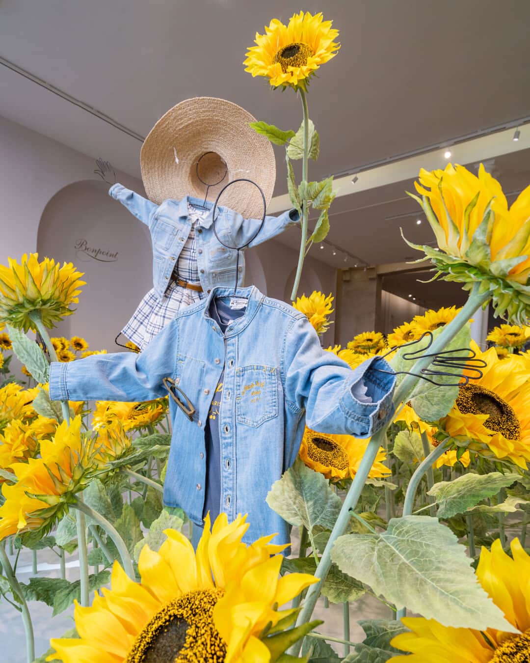 bonpointさんのインスタグラム写真 - (bonpointInstagram)「Bonpoint SS23 | A sea of golden blooms. 🌻 ​ Summer is on its way with our new boutiques' window display! ​ Discover our summer wardrobe with country accents, inspired by sunflowers fields online and in stores.​  #Bonpoint #BonpointBoutique」4月24日 22時01分 - bonpoint