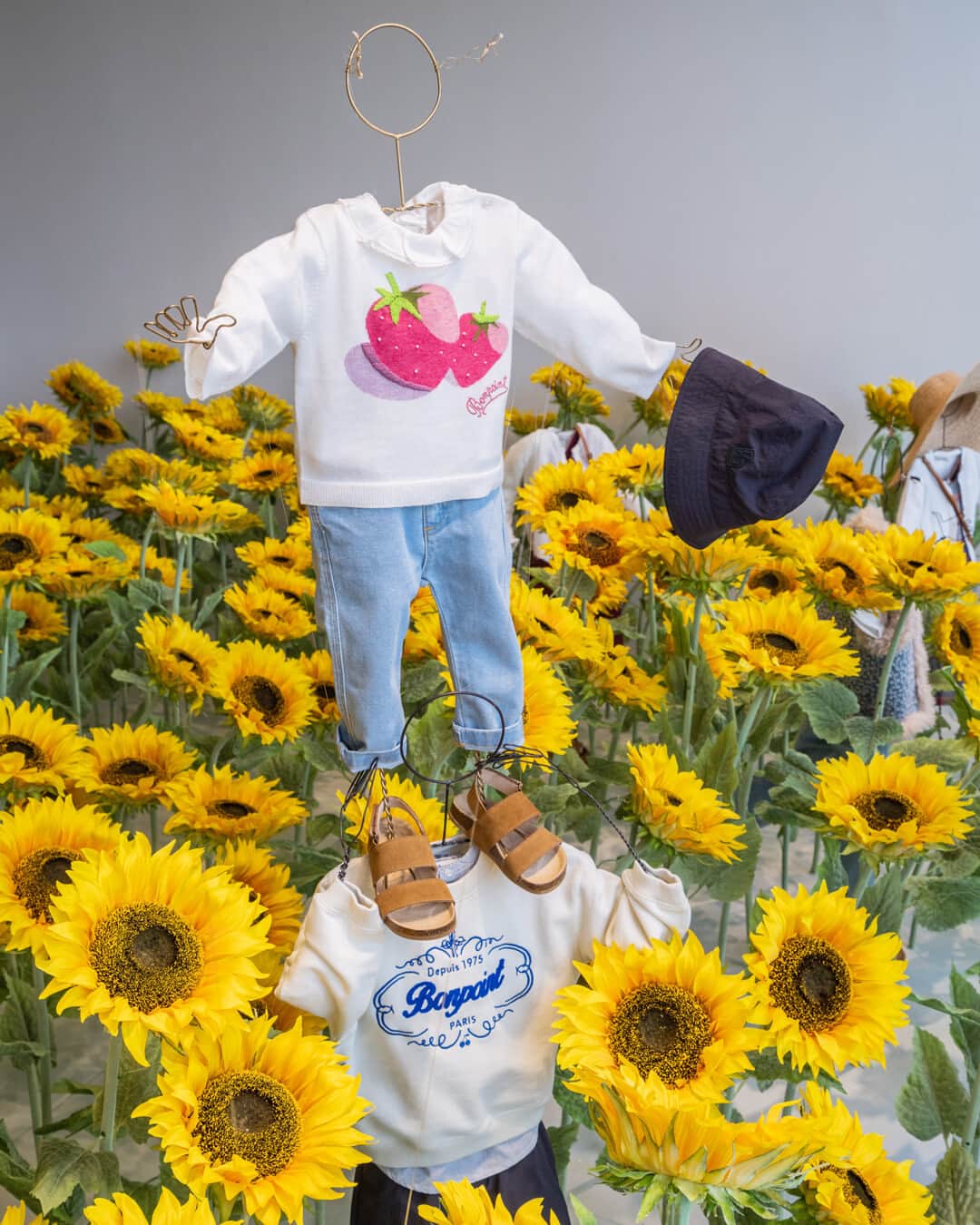 bonpointさんのインスタグラム写真 - (bonpointInstagram)「Bonpoint SS23 | A sea of golden blooms. 🌻 ​ Summer is on its way with our new boutiques' window display! ​ Discover our summer wardrobe with country accents, inspired by sunflowers fields online and in stores.​  #Bonpoint #BonpointBoutique」4月24日 22時01分 - bonpoint