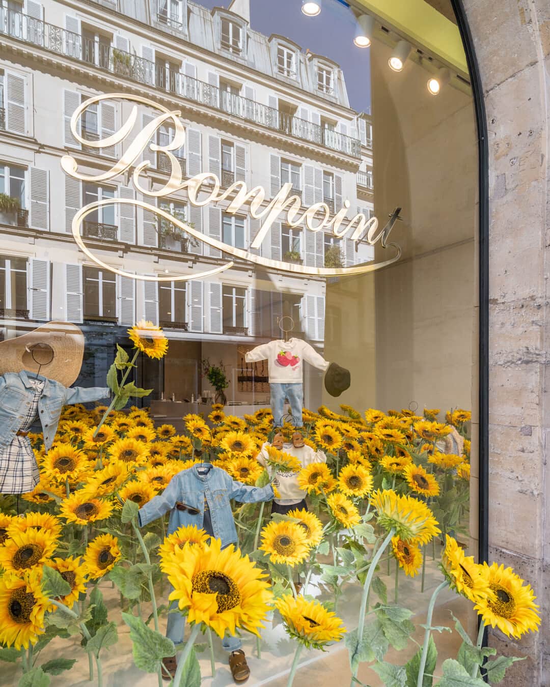 bonpointのインスタグラム：「Bonpoint SS23 | A sea of golden blooms. 🌻 ​ Summer is on its way with our new boutiques' window display! ​ Discover our summer wardrobe with country accents, inspired by sunflowers fields online and in stores.​  #Bonpoint #BonpointBoutique」