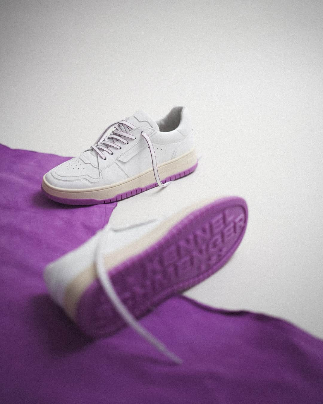 ケンネル&シュメンガーのインスタグラム：「purple details.   #kennelundschmenger #purple #wecare #details #springsummer #whitesneakers #germanbrand #handmade」