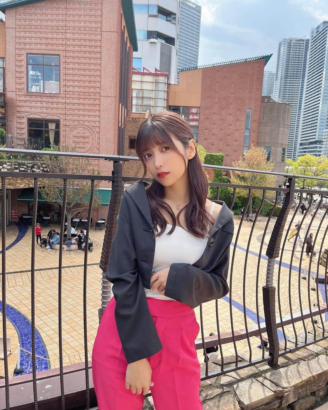 ゆんのインスタグラム：「晴海トリトンで マックシェイク片手に ひたすら川沿い歩いてた🏃🏻  ゆんが歩くなんて珍しい。笑」