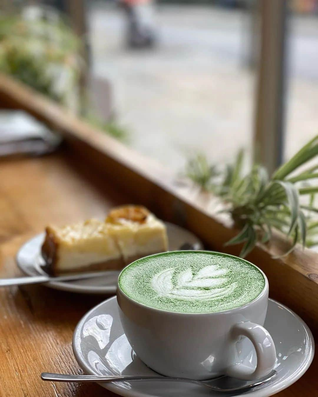 Matchæologist®さんのインスタグラム写真 - (Matchæologist®Instagram)「🌸 Spring vibes, 🍵 #Matcha Oat #Latte, and low-sugar 🍰 #SweetTreat — Is there a better combination on a sunny day?! We cannot thank the amazing team at @bridgescambridge enough for this beautiful capture 🍵🙏. . Explore our range of artisanal matcha and treat your taste buds to the most delectable-tasting matcha green tea 🍃, because YOU deserve only the best! Please feel free to DM us any questions you may have - we’re always happy to help. . Visit our website 👉 bio link @Matchaeologist . Matchæologist® #Matchaeologist Matchaeologist.com」4月24日 22時05分 - matchaeologist