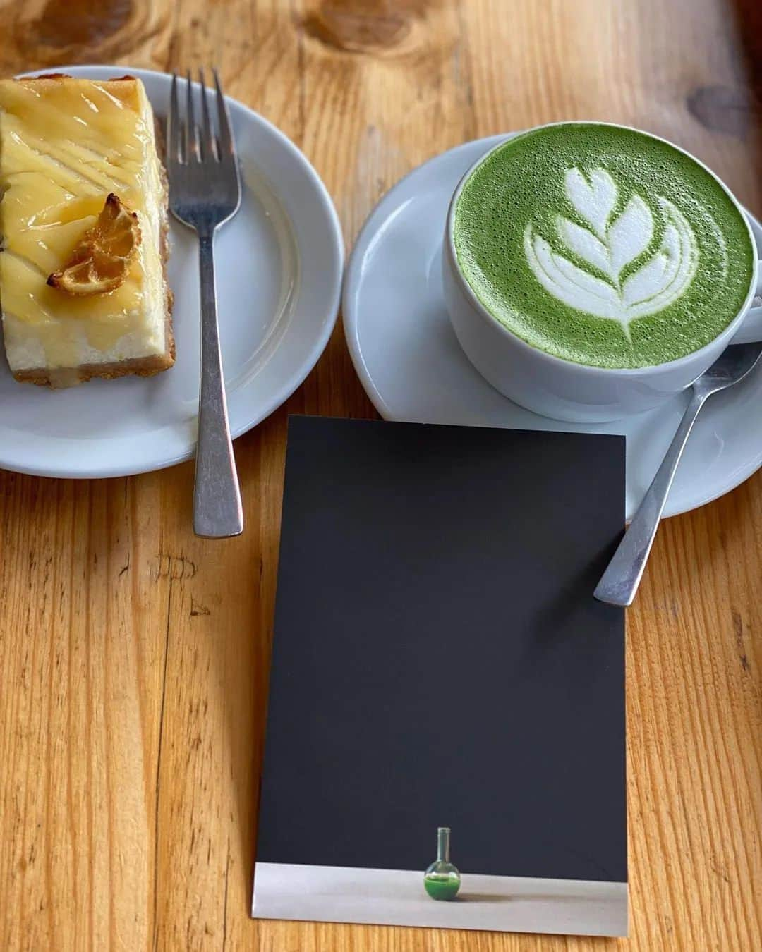 Matchæologist®さんのインスタグラム写真 - (Matchæologist®Instagram)「🌸 Spring vibes, 🍵 #Matcha Oat #Latte, and low-sugar 🍰 #SweetTreat — Is there a better combination on a sunny day?! We cannot thank the amazing team at @bridgescambridge enough for this beautiful capture 🍵🙏. . Explore our range of artisanal matcha and treat your taste buds to the most delectable-tasting matcha green tea 🍃, because YOU deserve only the best! Please feel free to DM us any questions you may have - we’re always happy to help. . Visit our website 👉 bio link @Matchaeologist . Matchæologist® #Matchaeologist Matchaeologist.com」4月24日 22時05分 - matchaeologist