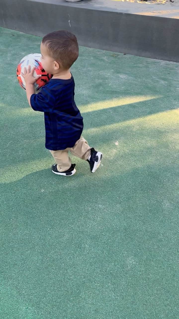 エム・ポコラのインスタグラム：「Joyeux anniversaire à mon fils, ma petite tornade Kenna. 2 ans déjà! ❤️」