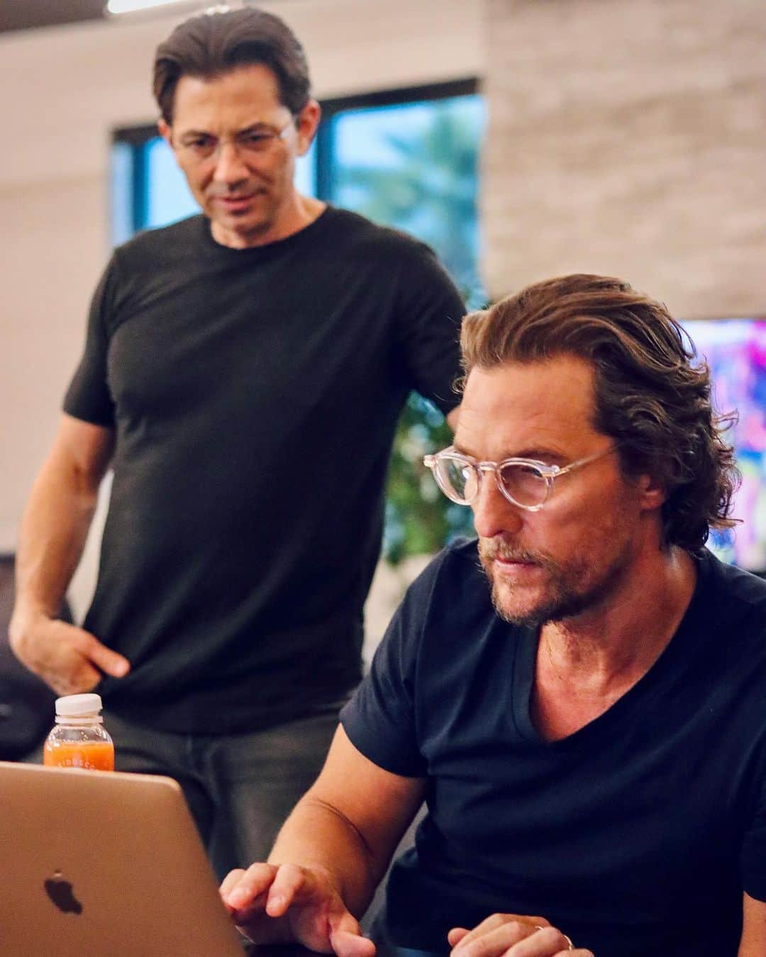 マシュー・マコノヒーのインスタグラム：「🚦TODAY IS THE DAY!      In just a few short hours we are going LIVE for the Art of Livin’ virtual event, McConaughey’s first ever live event…   Which means this is history in the making. Pretty cool right?      The BAD news… this is only happening once, so it’s now or never.       The GOOD news… it's not too late to save your spot!       ArtOfLivinEvent.com👆 in bio.       See you soon! 🙌      #artoflivinevent」