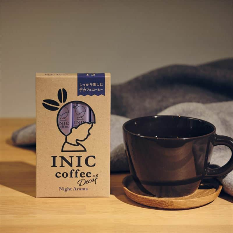 INIC coffeeのインスタグラム：「帰宅後や就寝前、コーヒーを飲んでリラックスしたい時もありますよね。  INIC  coffeeの＜ナイトアロマ＞は、 カフェインを100g中99.85％除去したデカフェコーヒーなので、 カフェインを気にせずにコーヒーを楽しめます。  しかも、デカフェのもの足りなさを感じさせないしっかりとしたコクや苦味に ママや妊娠中の方々にも大好評をいただいているロングセラーアイテムです。  満足のいくデカフェを探している方は、 ぜひ一度お試しください☾☕  #iniccoffee #イニックコーヒー #コーヒーギフト #コーヒースタグラム  #コーヒーの時間 #コーヒーの香り #コーヒーのある暮らし #コーヒーのある生活 #コーヒー好き #コーヒーブレイク  #デカフェ #カフェインレス #decaf」