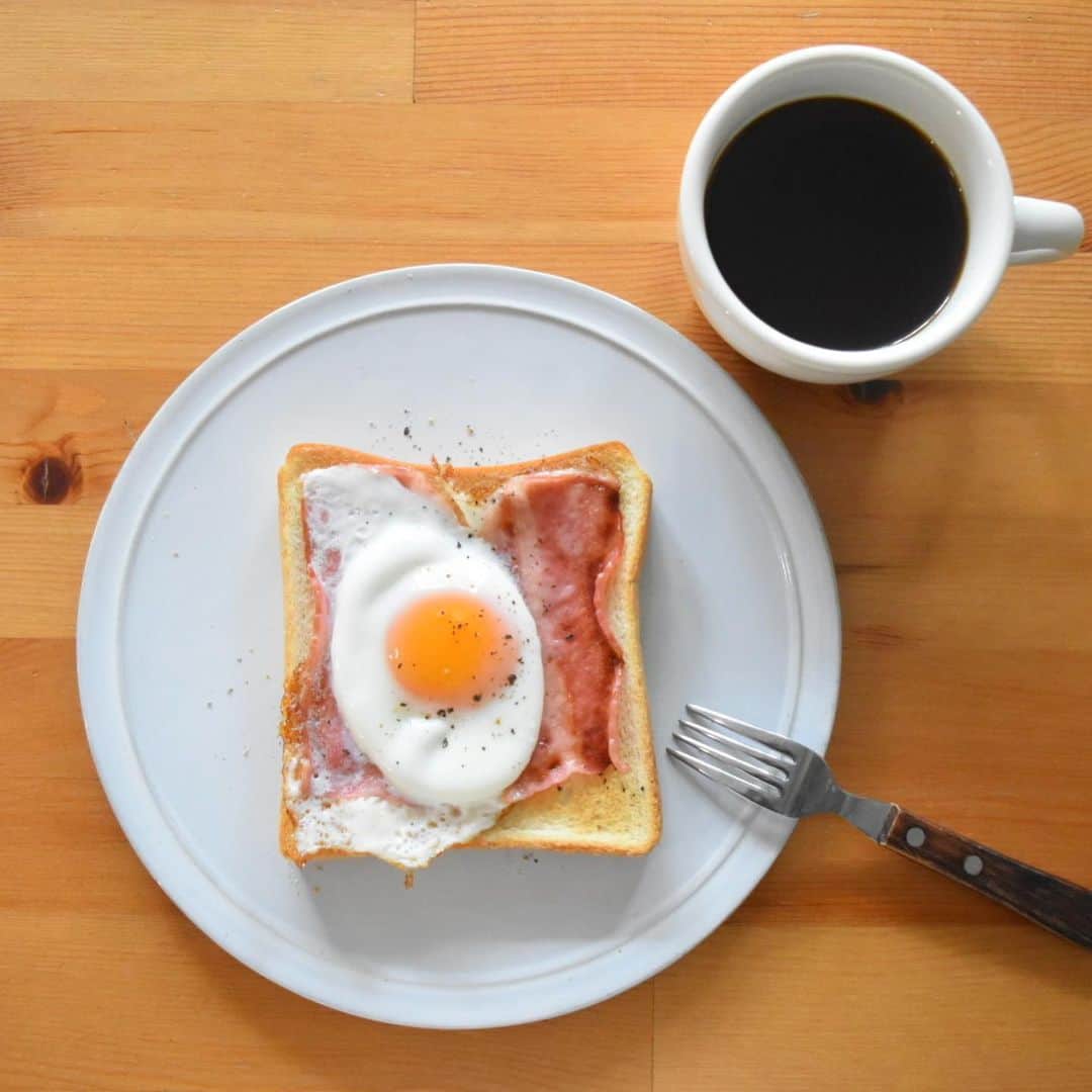 山崎佳のインスタグラム：「Today’s breakfast. ベーコンありラピュタパン。」