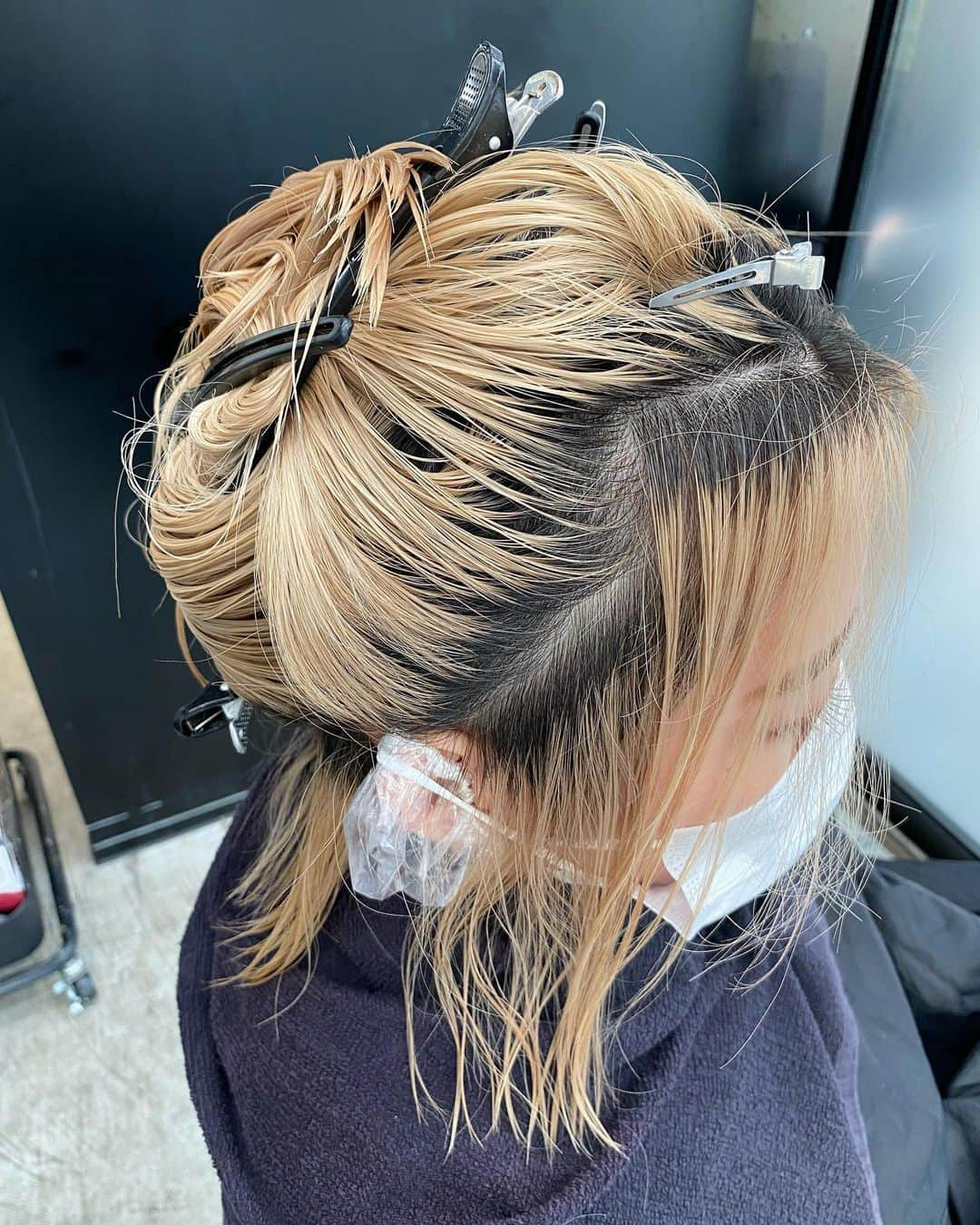 きぬがわひかるさんのインスタグラム写真 - (きぬがわひかるInstagram)「〝blond と　brown 〟  3枚目の全てbleachされてる状態からオンカラーのみでDesignしてます◎  最近は全頭bleachブームに少し飽きたお客様にもブリーチを辞めながら楽しめるdesignを提案できるようにしています🙌🏻  お任せでも色落ち過程を想定して似合うdesignを提案させていただきます☺︎  せっかくbleachをしたのにすぐ暗くしてしまうのも勿体無いので是非提案させてください‼︎」4月24日 22時11分 - hikaru.kinugawa