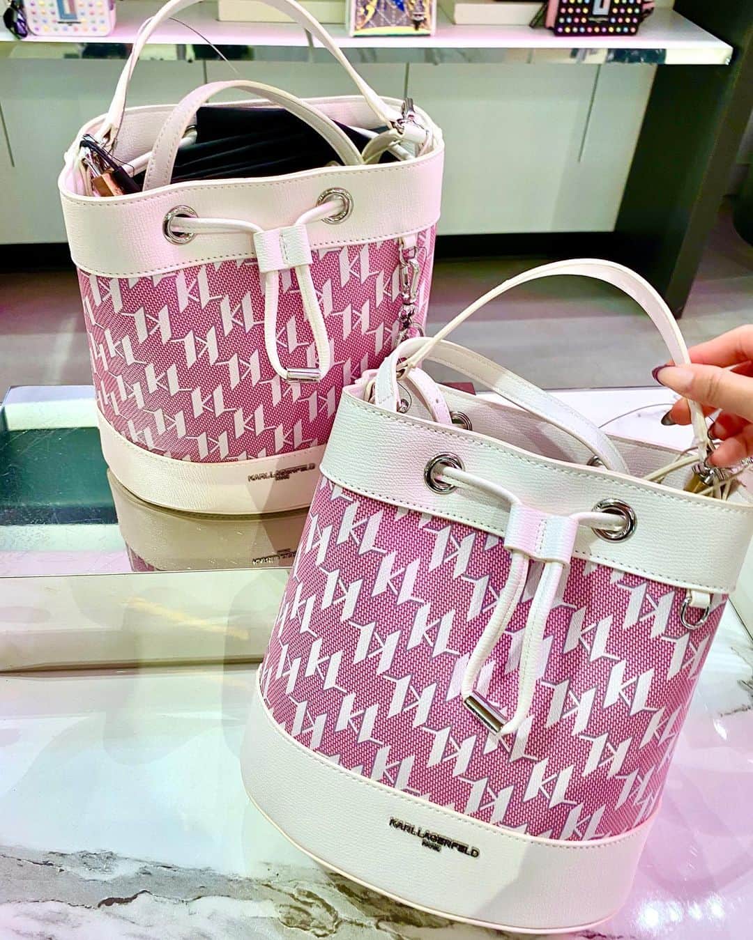 Macy'sさんのインスタグラム写真 - (Macy'sInstagram)「Love what you see? Score extra 30% off these shoes and 15% off beauty with code FRIEND, ends 4/30. Exclusions apply.   ✨Plus, 40% off this bag through 4/30.✨」4月24日 22時16分 - macys