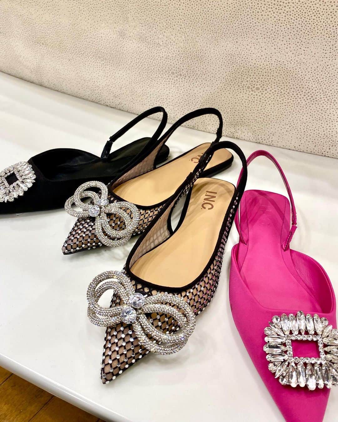 Macy'sのインスタグラム：「Love what you see? Score extra 30% off these shoes and 15% off beauty with code FRIEND, ends 4/30. Exclusions apply.   ✨Plus, 40% off this bag through 4/30.✨」