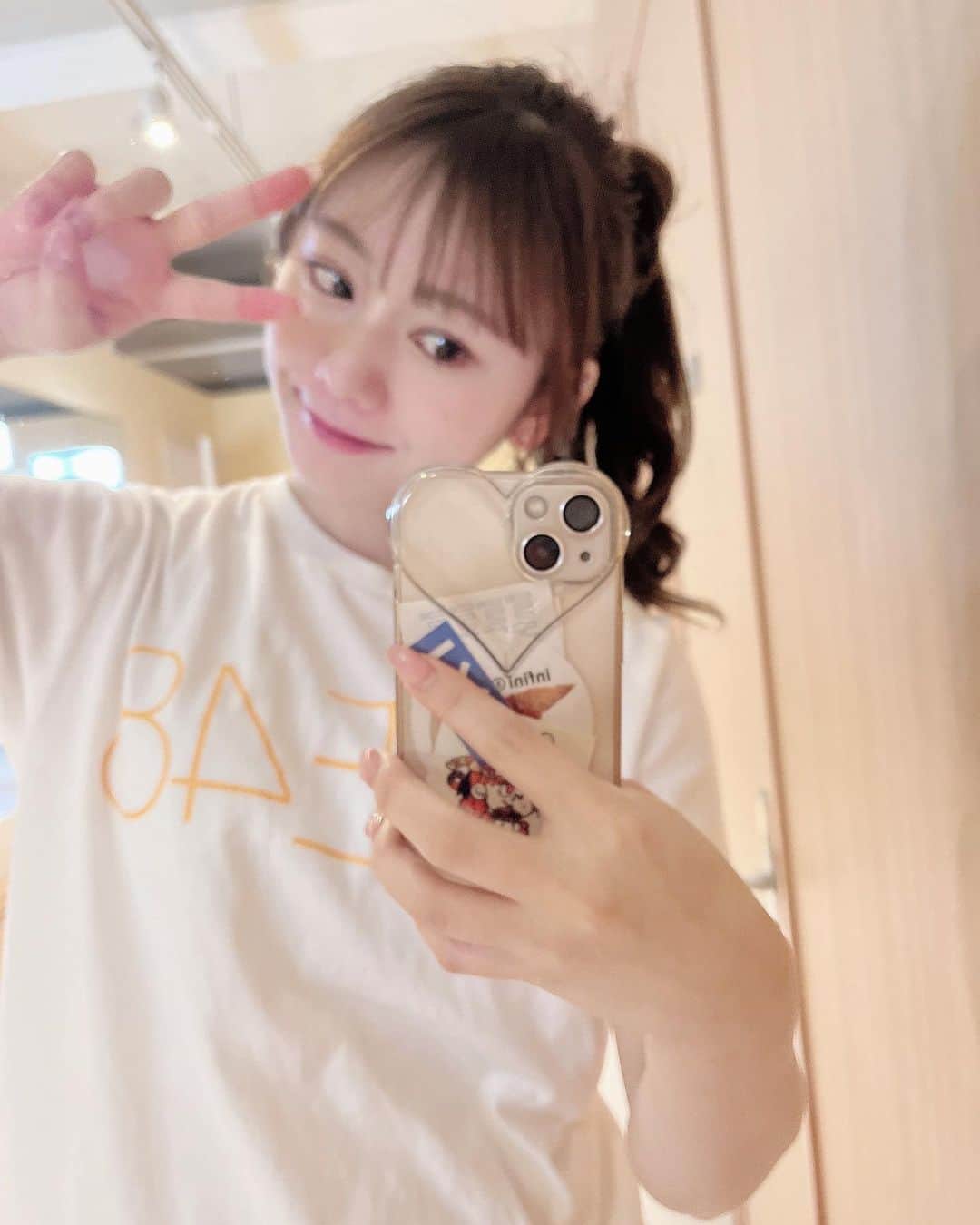 松本慈子のインスタグラム：「* 髪飾りがない時のアレンジをメイクさんと考案中…🤔💭  リボンポニーと呼ぶべきか… リボンテールと呼ぶべきか…  みんなどっち派？🤗🎀  #ヘアアレンジ #ポニーテールアレンジ #ポニーテール #リボンポニー #リボンアレンジ」