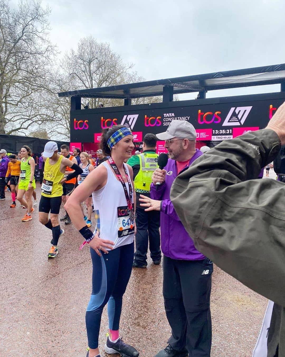 イブ・ミュアヘッドさんのインスタグラム写真 - (イブ・ミュアヘッドInstagram)「TCS London Marathon 2023 - 3:25:13 🏃🏼‍♀️🇬🇧   What an incredible day!   Tears & laughter, you name it, it happened! I am very broken right now but I also have a huge smile on my face! Running the streets of London, being cheered on by thousands of people was unreal!  And a huge thank you goes to everyone who got me to the start line, especially @stevecramtraining @curbocram and @lyndsaymcquat   Everyone who donated and supported my journey, all in aid of @myname5doddie - THANK YOU 🙏🏻   Cheers Doddie, that one was for you 🍺   @castore_sportswear @otesportsgb @synergybiologics @prod3uk   #tcslondonnarathon #londonmarathon #running」4月24日 22時17分 - evemuirhead