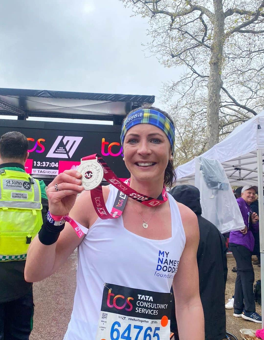 イブ・ミュアヘッドのインスタグラム：「TCS London Marathon 2023 - 3:25:13 🏃🏼‍♀️🇬🇧   What an incredible day!   Tears & laughter, you name it, it happened! I am very broken right now but I also have a huge smile on my face! Running the streets of London, being cheered on by thousands of people was unreal!  And a huge thank you goes to everyone who got me to the start line, especially @stevecramtraining @curbocram and @lyndsaymcquat   Everyone who donated and supported my journey, all in aid of @myname5doddie - THANK YOU 🙏🏻   Cheers Doddie, that one was for you 🍺   @castore_sportswear @otesportsgb @synergybiologics @prod3uk   #tcslondonnarathon #londonmarathon #running」