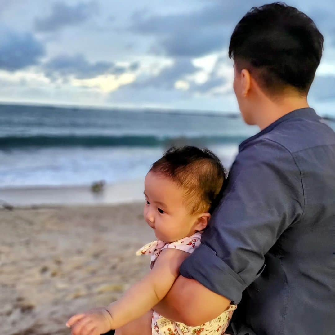 何維健さんのインスタグラム写真 - (何維健Instagram)「With the sun in the sky and sand on our feet, Nori and Dad find a spot by the ocean to meet. The waves crash against the shore, As we sit and watch, nothing more.  We take a deep breath of the salty sea air, And bask in the warmth that's everywhere. Nori laughs and plays in the sand, As we enjoy this moment, hand in hand.  The sea stretches out, so vast and blue, A wonder to behold, and so serene too. We feel the peace of the ocean's calm, As we rest here, in each other's arm.  This moment is fleeting, but one we'll remember, A precious memory, that will last forever. Nori and Dad by the ocean, a bond so true, A love that's unconditional, and forever new.  So here's a post, a snapshot in time, Of Nori and Dad, by the ocean so fine. May this moment bring a smile to your face, And remind you of life's simple grace.  #norihoh #fatheranddaughter」4月24日 22時18分 - derrickhoh