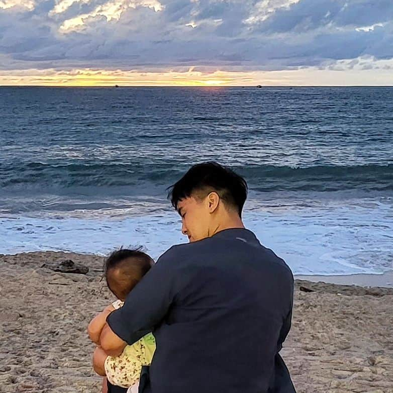 何維健のインスタグラム：「With the sun in the sky and sand on our feet, Nori and Dad find a spot by the ocean to meet. The waves crash against the shore, As we sit and watch, nothing more.  We take a deep breath of the salty sea air, And bask in the warmth that's everywhere. Nori laughs and plays in the sand, As we enjoy this moment, hand in hand.  The sea stretches out, so vast and blue, A wonder to behold, and so serene too. We feel the peace of the ocean's calm, As we rest here, in each other's arm.  This moment is fleeting, but one we'll remember, A precious memory, that will last forever. Nori and Dad by the ocean, a bond so true, A love that's unconditional, and forever new.  So here's a post, a snapshot in time, Of Nori and Dad, by the ocean so fine. May this moment bring a smile to your face, And remind you of life's simple grace.  #norihoh #fatheranddaughter」