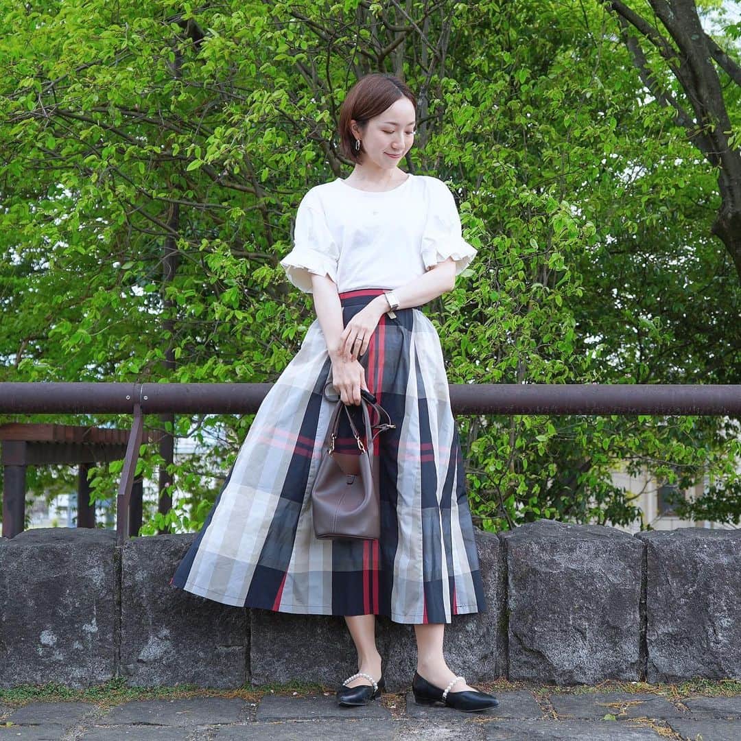 泉マリコさんのインスタグラム写真 - (泉マリコInstagram)「これから秋の始めまでたくさん着るであろう白T☀️白は顔映りが良いのでついつい手が伸びるんです🥰 . @chaco_closet__official から4/25(火)正午に発売される白Tはフレンチタックスリーブが珍しくてフェミニンなアイテムとの相性が🙆‍♀️ 久々にフレアスカートを履いてしまいました🙈 もちろんデニム合わせもとーっても可愛いです💕 . 安定のプチプラ1,980円で購入できますよ🥹 . . #chacocloset #チャコクローゼット #フレンチスリーブ #フレンチスリーブtシャツ #ママコーデ #白Tコーデ #白Tシャツ #チェックスカートコーデ」4月24日 22時18分 - mariko_i0902