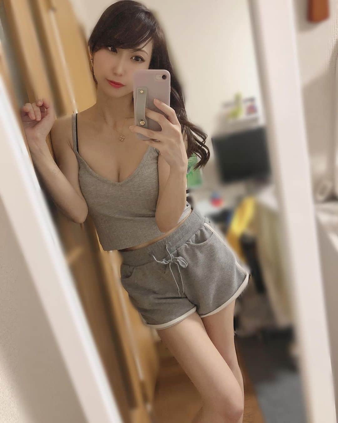 エロ 部屋着  自撮り 紺野ミクさんのインスタグラム写真 - (紺野ミクInstagram)「ルームウェアも薄着で平気な季節になった☺️どう？💕 . . My room  wear💕like it?🥰 . . 新しく自撮り用の携帯ケース(@one_axe_ )に変えたんだけど、落下防止ベルトついててめちゃくちゃ撮りやすい  ...