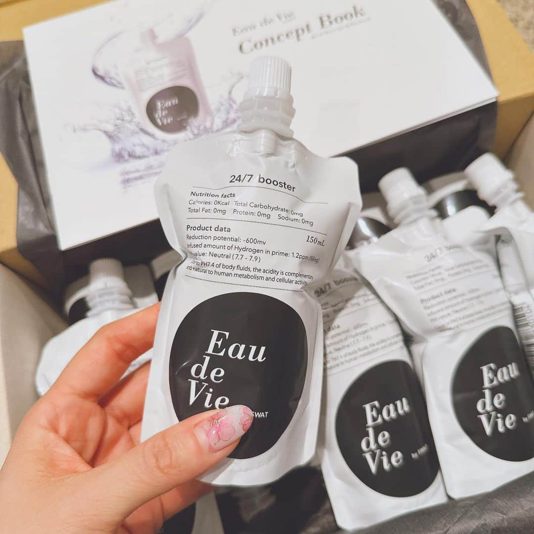 柴小聖さんのインスタグラム写真 - (柴小聖Instagram)「@eau_de_vie_official さんの  高濃度の水素のお水♪  "150ml"の小ぶりなサイズだから 水素が逃げてしまう前に一気に飲めるし 軽いから持ち運びに◎🙆‍♀️  500mlは重いよね…笑  #オードヴィー #高濃度水素 #水素水 #飲む美容 #美容習慣 #美活習慣 PR」4月24日 22時31分 - konona.official