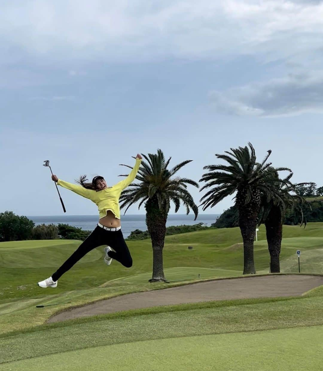 エイミー・コガさんのインスタグラム写真 - (エイミー・コガInstagram)「Peace out Kawana✌️  Always a pleasure playing at Kawana Golf Club, one of the most scenic courses in Japan!🌊 I would like to thank my family, friends, sponsors, and fans for all the support. T23, my best finish so far this season but there’s more to come! Chipping in on the last hole was definitely one to remember! #Fujisankeiladiesclassic  フジサンケイレディスクラシック💙  さいごのチップインバーディーはスーパーうれしかったです🤩 いつもいっぱいおうえんありがとうございます🫶  #エイミーコガ  #うにのぴんとあってない」4月24日 22時26分 - eimango