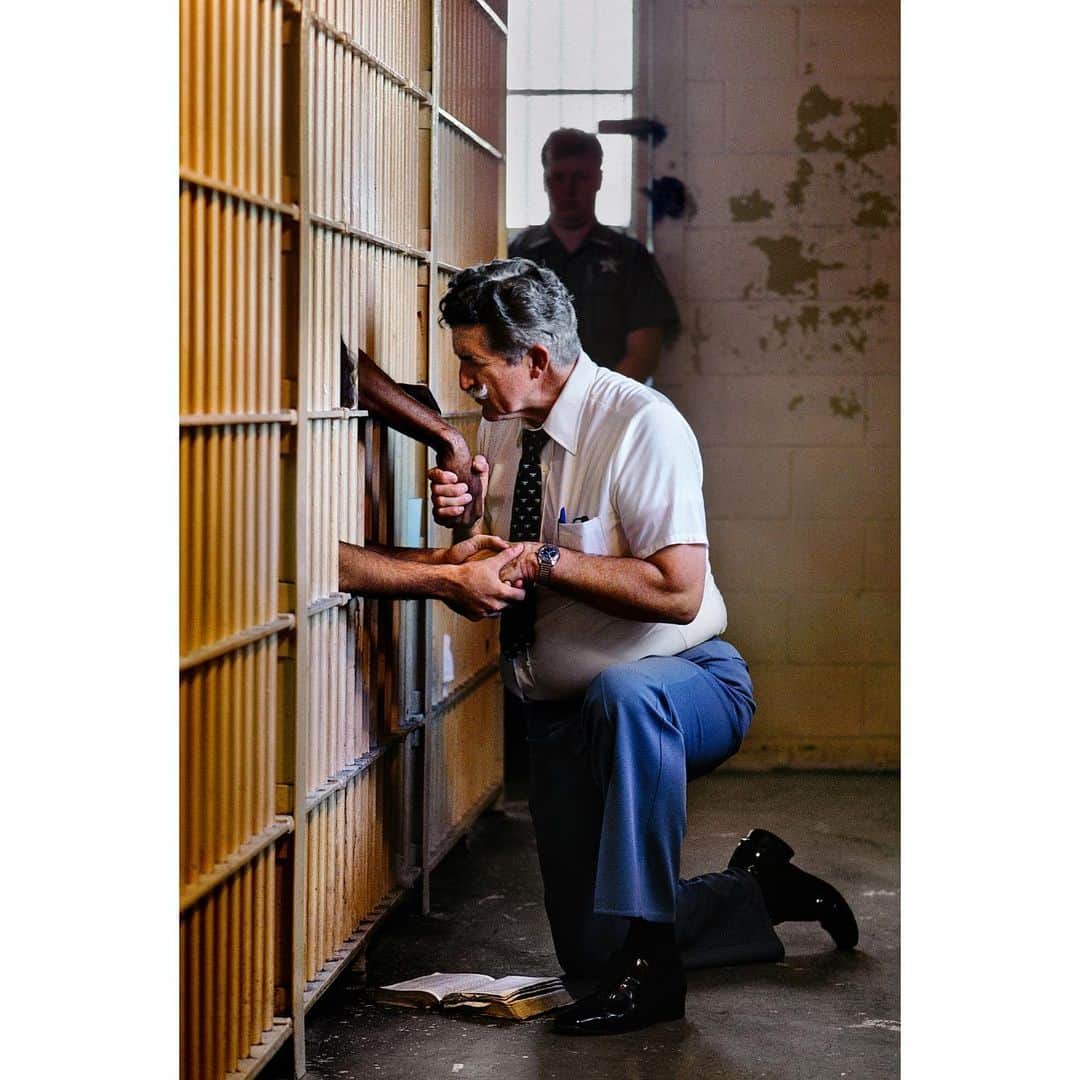 スティーブ・マカリーさんのインスタグラム写真 - (スティーブ・マカリーInstagram)「Preacher prays with prison inmates. #Lakeland, #Florida, 1987.」4月24日 22時39分 - stevemccurryofficial