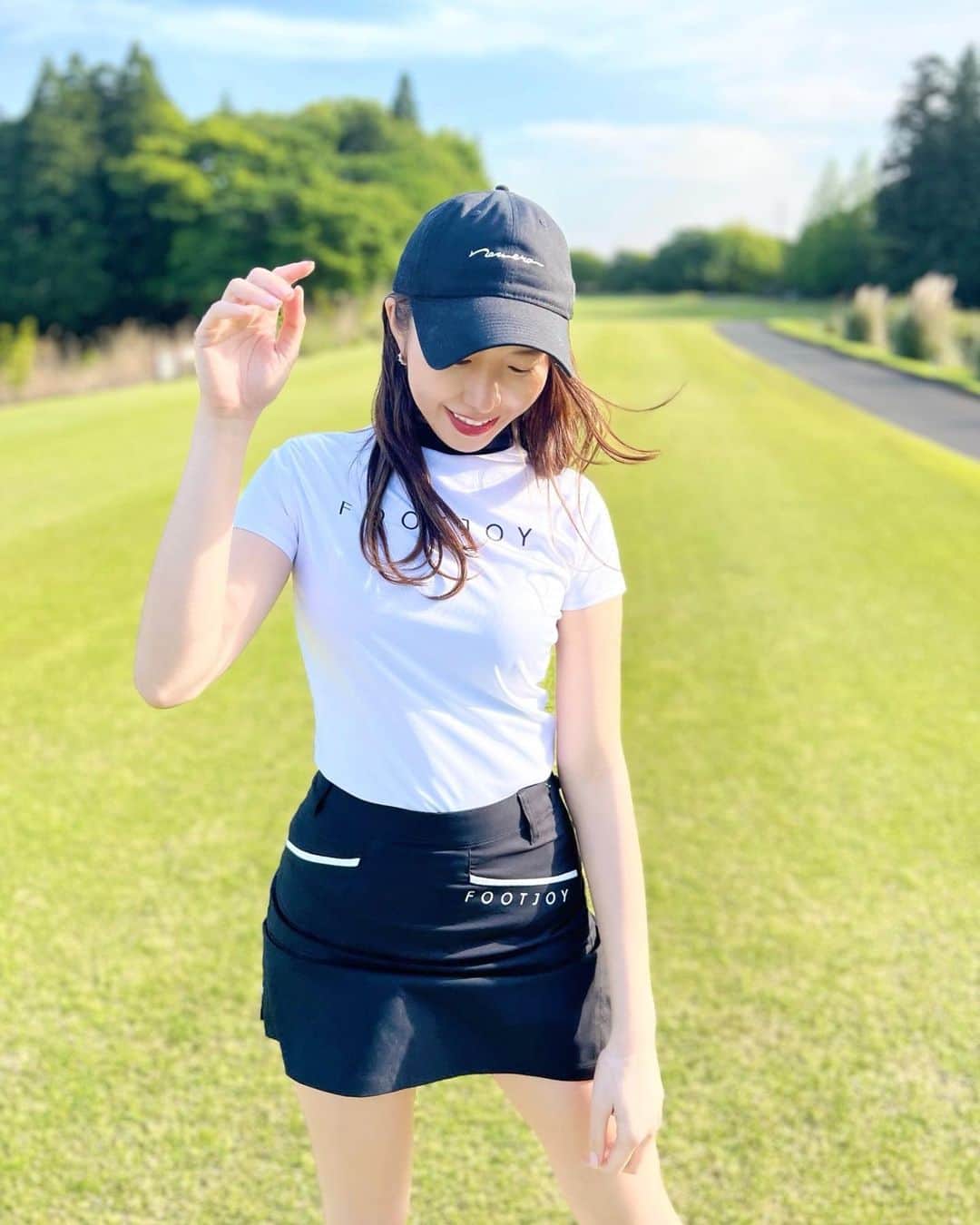 武田奈津美さんのインスタグラム写真 - (武田奈津美Instagram)「* シンプルって一番可愛い🤍 そして青空ゴルフ最高🌞！ 薄着で過ごせるこの季節が大好きです☺️  先日の雨ゴルフの時のコーデから上着を脱いだだけだけど、印象変わるよね🏌️‍♀️🤍🖤 ゴルフ熱高まり中。🔥  #footjoy #フットジョイ #ゴルフ #golf #golfwear #ゴルフ女子 #ゴルフコーデ #ニューエラ #ニューエラゴルフ」4月24日 22時31分 - _natsumitakeda_