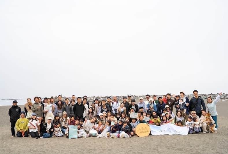 のインスタグラム：「先週の土曜日4/22はアースデイで、サンバゾンジャパンアンバサダーファミリアの1人の　@elly808yoga さんが企画するアーシングマーケット @earthingmarket が茅ヶ崎で開催されました🌎  茅ヶ崎ヘッドランドビーチで行われたビーチクリーンイベントには、なんとお子さんも合わせて85名の参加者にご協力頂き、参加者の皆様には、ミニアサイーボウルをプレゼントさせて頂きました💜  アーシングマーケットも大盛況に終わりご参加頂いた皆様、運営側のスタッフさんも大変お疲れ様でした🙏🏻  Special thanks @yu_min75 📷  #アーシングマーケット  #アーシング #湘南 #イベント #アサイーボウル #アサイーボウル #ビーチクリーン #地球への恩返し #アースデイ」