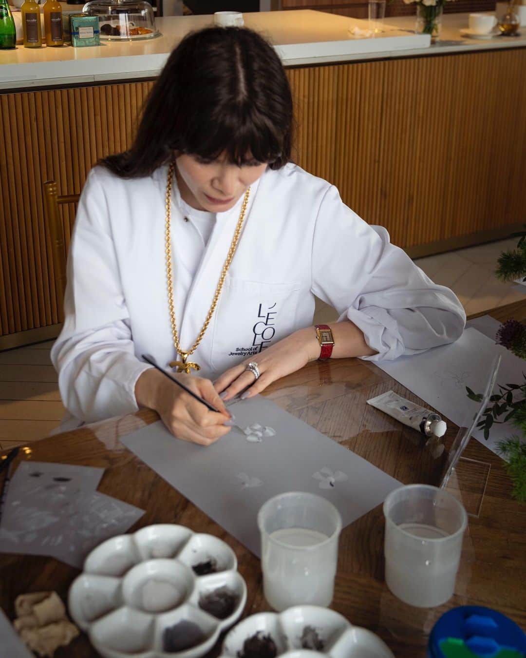RJMStyleのインスタグラム：「Last week I completed part 1 of THE GOUACHÉ IN HIGH JEWELRY course THE LIGHT 💡   We learnt how to depict light using gouaché painting, the first stage in creating a High Jewelry piece.  After a presentation of the gouaché technique we painted a white gold piece in the shape of a bow. We used white, black and grey to create shadow and hi-lights.   The view from our class room was a pretty rooftop garden and #HongKong skyline. and within our classroom upon the walls the greats from another age looked down whilst we painted .  It was such a fun and creative morning. I highly recommend.   @lecoleasiapacific  #LECOLEAsiaPacific #LECOLESchoolOfJewelryArts   @purplepr @maggiechowcm @kieranho」
