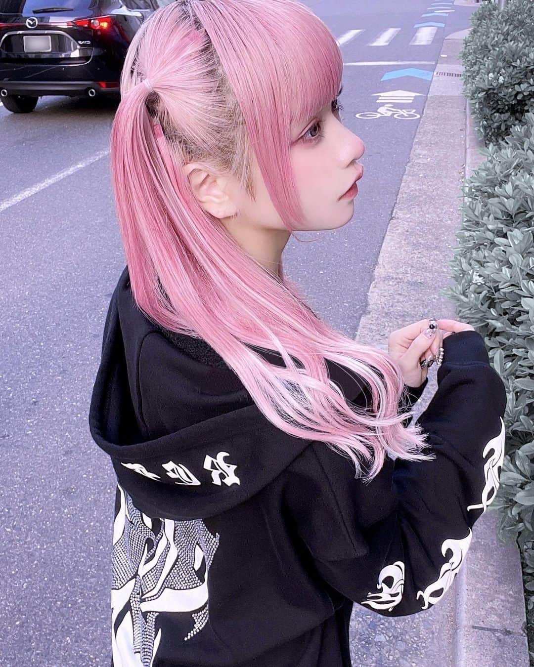 いちのインスタグラム：「キラキラでぎゃるみたい❕  REFLEMさんのパーカーサイズちょうどよきだった🩶  #reflem #idol #cosplay #cosplayer #cosplaygirl #japanesegirl #girl #selfie #instagood #hightone #maid #pinkhair #highlighthair #twins #twintail #fff #lfl #l4l #ハイライトカラー #アイドル #派手髪」