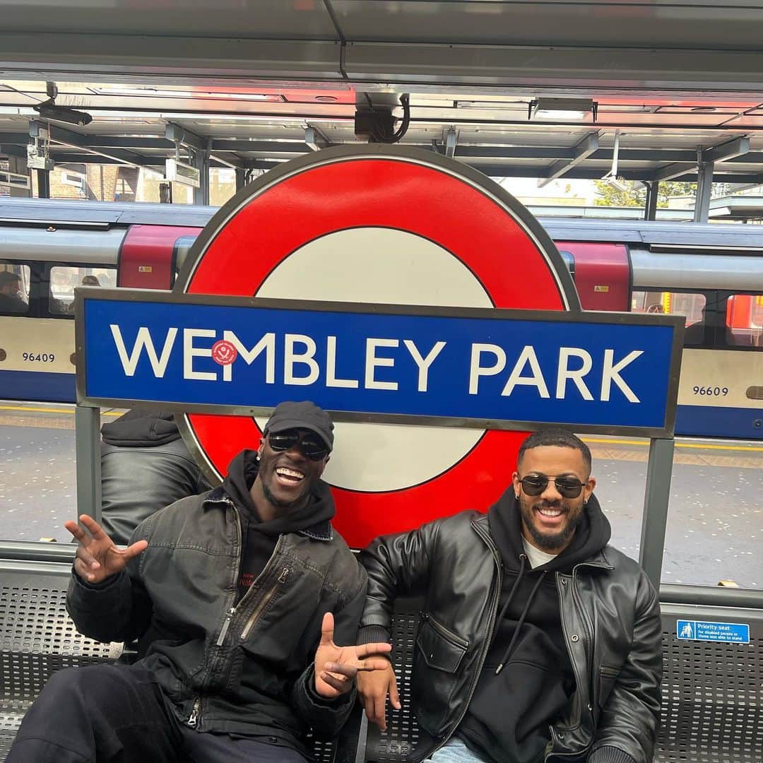 ニコ＆ヴィンスのインスタグラム：「Can you tell who’s the Man U fan?」