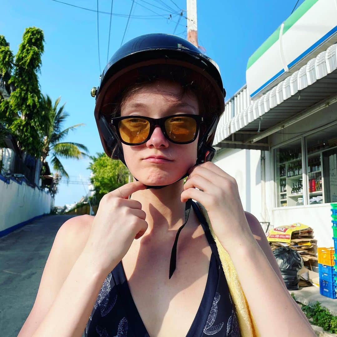 ユミ・ランバートのインスタグラム：「Who take me on the back of his scooter ?  🇹🇭🖤」