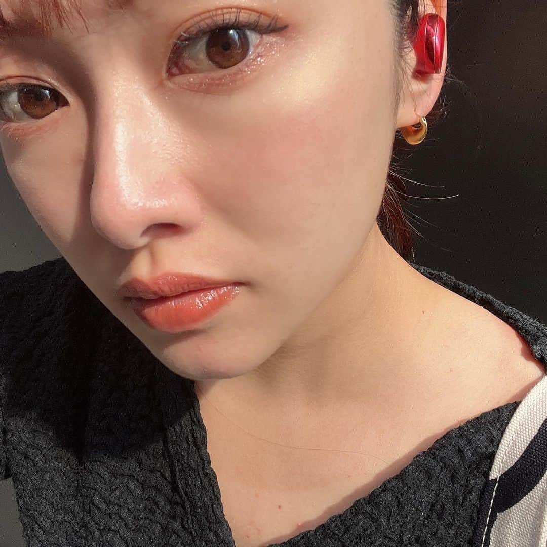 細田彩花さんのインスタグラム写真 - (細田彩花Instagram)「アルマーニビューティのクッションファンデ！！！ . "ツヤ肌x素肌感満載カバー力x長持ち"の奇跡のクッションファンデにどハマり中😂🌈🌈🌈  私の感覚的に、薄膜フィルターでツヤ閉じ込めました！！！みたいなツルッとした触り心地の肌になります🫧 . カラーアイテムは名品ばかりで言うまでもないけど、cipicipiグリッター#06はイエベ肌にチョーーーーー馴染む . #アルマーニビューティ #クッションファンデ #リップモンスター #cipicipi #プチプラコスメ」4月24日 22時37分 - ayaka_hosoda