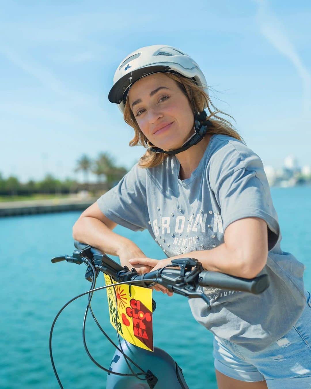 ジェマ・マリンさんのインスタグラム写真 - (ジェマ・マリンInstagram)「Porque deberíamos usar la bici🚲?  - Porque mejora el ritmo cardíaco, aumenta la capacidad pulmonar e incrementa el consumo de oxígeno  - Ayuda a desarrollar músculos en las piernas, caderas y glúteos  - Se queman calorías y ayuda a reducir el colesterol  - Se liberan endorfinas, la hormona de la felicidad y por lo tanto se reduce el estrés!   Ademas, ayudas al medio ambiente reduciendo la emisión de CO2, es más económico y no consume combustible.🤩🚲  Este finde estuve en la feria ciclosferia probando las bicis que llevaban componentes de tecnológica inteligente de @boschebikesystems  y me quede sorprendida cuando las probé. Frenar de golpe con la bici y que gracias al ABS no derrapara ni se bloqueara la rueda era un auténtica gozada!  Si tenéis pensado comprar una, aseguraros que tienen tecnológia Boch E-Bike🤩  #boschebike #FeelTheFlow #bicis #ciclismo #bicielectrica #valencia • Ad」4月24日 22時47分 - gemma_marin