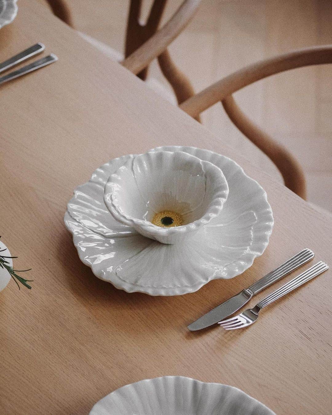 ARKETさんのインスタグラム写真 - (ARKETInstagram)「Bring the blossoming spring season indoors with our decorative tableware from San Raphael, captured here in the beautiful home of @lauriane.bueb. - A sister brand to @bordallopinheiroofficial, San Raphael pottery is manufactured in Portugal's Caldas da Rainha region, known for its centuries-old ceramics tradition. The brand combines artisanal craftsmanship with contemporary aesthetics to produce high-quality goods for the modern home. Explore all of our San Raphael pieces: link in bio. - #ARKET」4月24日 22時47分 - arketofficial