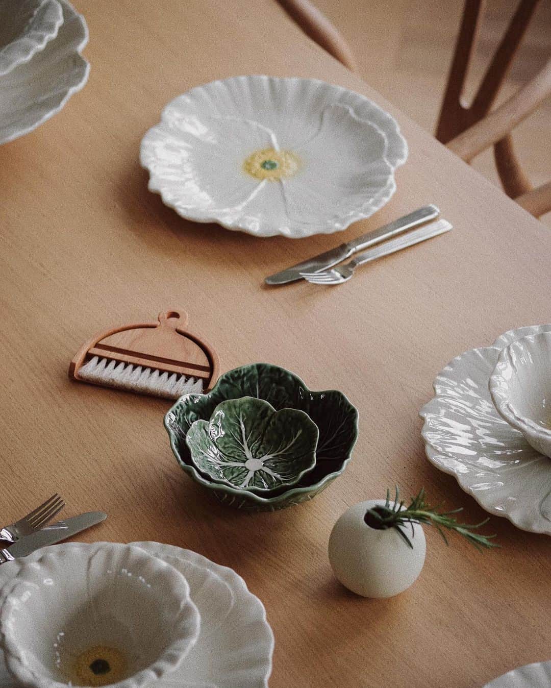 ARKETさんのインスタグラム写真 - (ARKETInstagram)「Bring the blossoming spring season indoors with our decorative tableware from San Raphael, captured here in the beautiful home of @lauriane.bueb. - A sister brand to @bordallopinheiroofficial, San Raphael pottery is manufactured in Portugal's Caldas da Rainha region, known for its centuries-old ceramics tradition. The brand combines artisanal craftsmanship with contemporary aesthetics to produce high-quality goods for the modern home. Explore all of our San Raphael pieces: link in bio. - #ARKET」4月24日 22時47分 - arketofficial