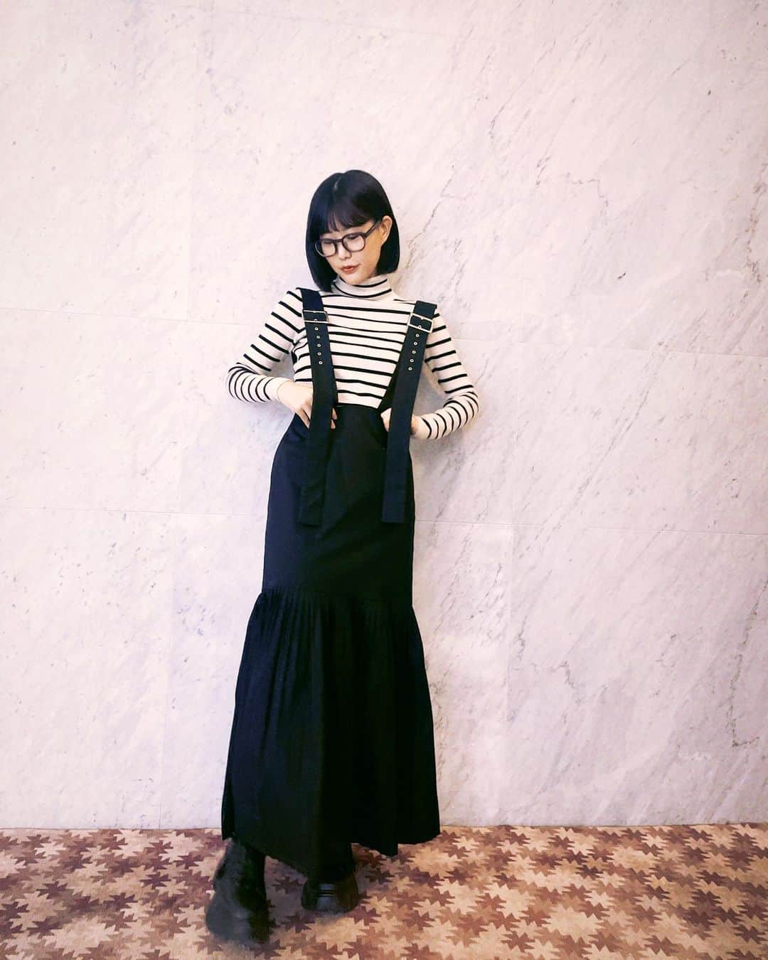 渡辺菜月のインスタグラム：「良いですねぇ〜  #なっちゃんスタイル #モノトーンコーデ #stu48 #渡辺菜月 #fashion」