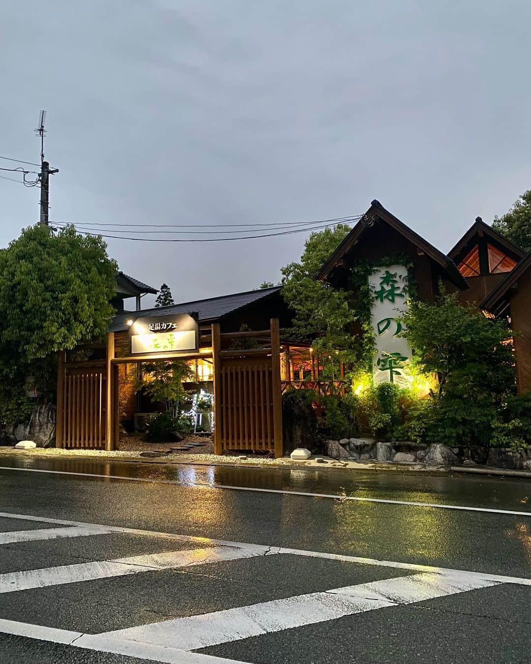 のインスタグラム：「菊鹿温泉ボアロゼ（森の雫） 増設工事でやり直し。 カラオケルームが更に大変身。ルイヴィトンの物置き台がヤバい😆 これからサウナも建設予定。 #ボアロゼ#森の雫#菊鹿温泉#足湯カフェ#貸切露天風呂#カラオケルーム#洋食#和食#寿司#酒#熊本」