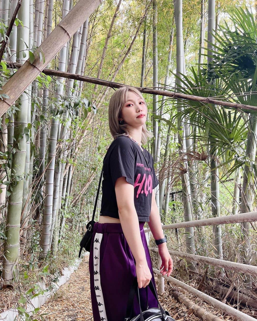 のインスタグラム：「あるロケ地を探してました、、、 今年新しいこと一個発表するよん  巨大なたけのこみた！ たけのこが竹になるんだもんね〜 凄いよなぁ😵‍💫 竹になる前に食べてみようとした人が いるんだもんなぁ〜  でもパンダは笹の方が好きなんだよな〜 何でだよ〜  👜　@hystericglamour_tokyo   #ファッション #オシャレ #セットアップ #セットアップコーデ #likesforlike #loveislove #japanesegirl #japan #アウター #古着　#古着コーデ #hystericglamour」