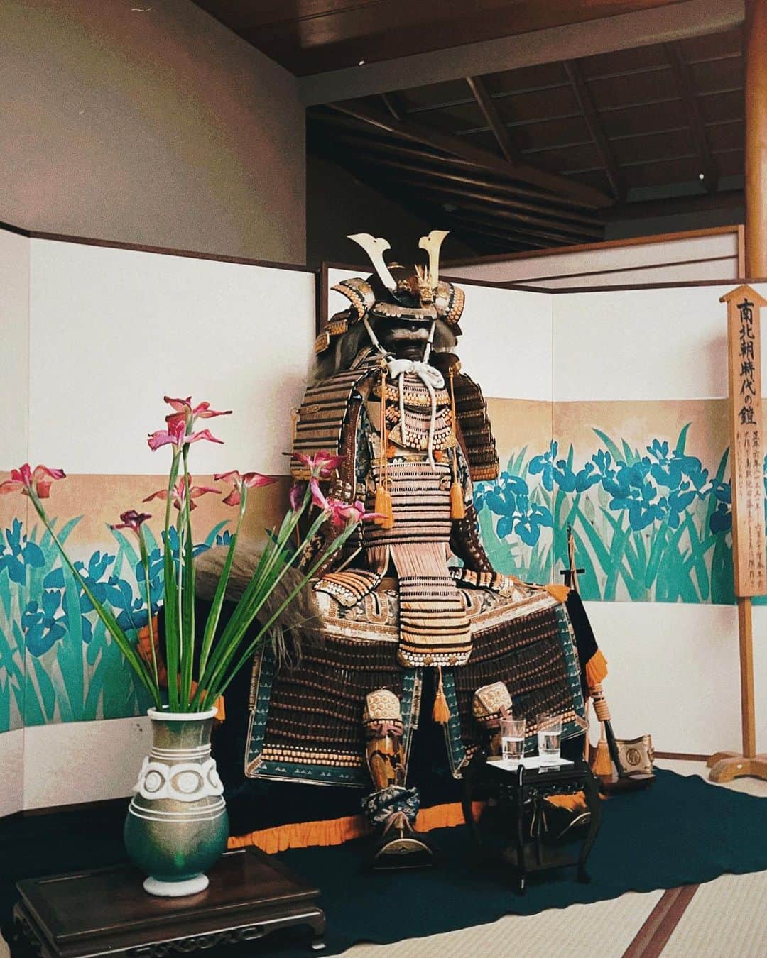 si ouxさんのインスタグラム写真 - (si ouxInstagram)「アクセス良くていい感じの場所を聞かれたら、最近必ず推している八芳園。 ⁡ 素晴らしい庭園に、茶屋、 そこかしこでウェディング姿が見える 空気の良い場所です。 ⁡ 加えて「壺中庵」という離れの建物。 ⁡ 中国革命の父 孫文をかくまっていたとされるお部屋には、 緊急時に逃げ出すための 「孫文の抜け穴」と呼ばれる地下トンネルが。(!!) ⁡ 隠し扉から穴の入り口(いまは塞がってる)を 見せていただき興奮。 岩肌あらわにギリギリ這って進めるサイズ感！ 閉塞感に気が狂いそう。 ⁡ ⁡ 生けてある白いユリの花は 当時の所有者 久原房之助(日立製作所などの基礎を築いたひと)が好きだったものだそう。 しっかり しべ が取られており、さすが手入れが行き届いてる。あれ服につくと取れないからね。 ⁡ 澄んだ空気に甘い芳香が心地いい。 ⁡ ⁡ ⁡ それにしても、、 こんなに立派なお部屋に秘密のトンネル、、 ふたりはどんな人でどんな関係だったんだろう。 どんな話をしてたのかな？ ⁡ ⁡ 学生の頃、歴史も地理も好きじゃなくて 勉強してこなかったのをいつも悔やんでる。 ⁡ ⁡ こうして足を運んで、触れて学び直す機会に恵まれて、 そういうのが最近幸せで楽しいんだ！ ⁡ ⁡ 知る is たのしい。 ⁡ ⁡ ⁡ special thanks @happoen  ⁡ special special thanks @nari_hiranuma  ⁡ ⁡ ⁡ #八芳園 #happoen #壺中庵」4月24日 22時39分 - si_oux