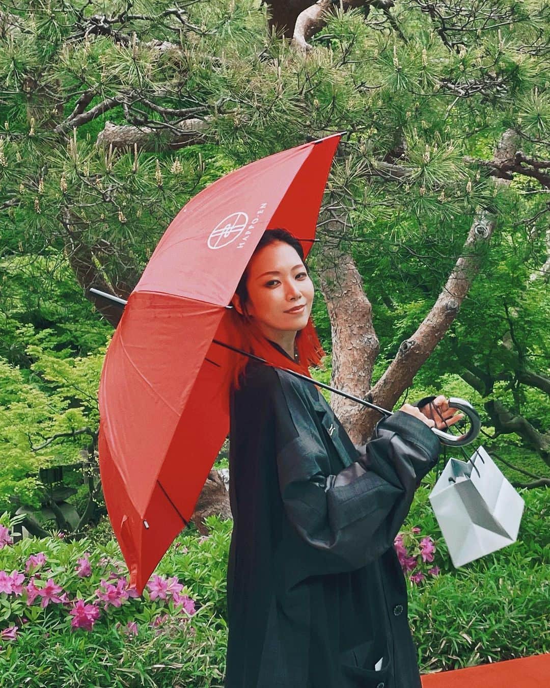 si ouxさんのインスタグラム写真 - (si ouxInstagram)「アクセス良くていい感じの場所を聞かれたら、最近必ず推している八芳園。 ⁡ 素晴らしい庭園に、茶屋、 そこかしこでウェディング姿が見える 空気の良い場所です。 ⁡ 加えて「壺中庵」という離れの建物。 ⁡ 中国革命の父 孫文をかくまっていたとされるお部屋には、 緊急時に逃げ出すための 「孫文の抜け穴」と呼ばれる地下トンネルが。(!!) ⁡ 隠し扉から穴の入り口(いまは塞がってる)を 見せていただき興奮。 岩肌あらわにギリギリ這って進めるサイズ感！ 閉塞感に気が狂いそう。 ⁡ ⁡ 生けてある白いユリの花は 当時の所有者 久原房之助(日立製作所などの基礎を築いたひと)が好きだったものだそう。 しっかり しべ が取られており、さすが手入れが行き届いてる。あれ服につくと取れないからね。 ⁡ 澄んだ空気に甘い芳香が心地いい。 ⁡ ⁡ ⁡ それにしても、、 こんなに立派なお部屋に秘密のトンネル、、 ふたりはどんな人でどんな関係だったんだろう。 どんな話をしてたのかな？ ⁡ ⁡ 学生の頃、歴史も地理も好きじゃなくて 勉強してこなかったのをいつも悔やんでる。 ⁡ ⁡ こうして足を運んで、触れて学び直す機会に恵まれて、 そういうのが最近幸せで楽しいんだ！ ⁡ ⁡ 知る is たのしい。 ⁡ ⁡ ⁡ special thanks @happoen  ⁡ special special thanks @nari_hiranuma  ⁡ ⁡ ⁡ #八芳園 #happoen #壺中庵」4月24日 22時39分 - si_oux