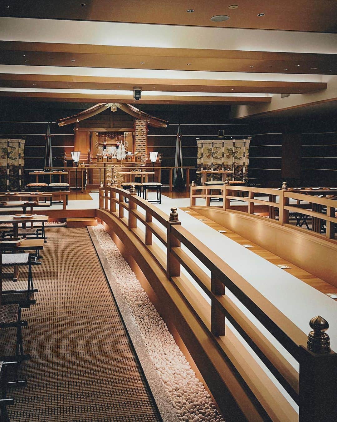 si ouxさんのインスタグラム写真 - (si ouxInstagram)「アクセス良くていい感じの場所を聞かれたら、最近必ず推している八芳園。 ⁡ 素晴らしい庭園に、茶屋、 そこかしこでウェディング姿が見える 空気の良い場所です。 ⁡ 加えて「壺中庵」という離れの建物。 ⁡ 中国革命の父 孫文をかくまっていたとされるお部屋には、 緊急時に逃げ出すための 「孫文の抜け穴」と呼ばれる地下トンネルが。(!!) ⁡ 隠し扉から穴の入り口(いまは塞がってる)を 見せていただき興奮。 岩肌あらわにギリギリ這って進めるサイズ感！ 閉塞感に気が狂いそう。 ⁡ ⁡ 生けてある白いユリの花は 当時の所有者 久原房之助(日立製作所などの基礎を築いたひと)が好きだったものだそう。 しっかり しべ が取られており、さすが手入れが行き届いてる。あれ服につくと取れないからね。 ⁡ 澄んだ空気に甘い芳香が心地いい。 ⁡ ⁡ ⁡ それにしても、、 こんなに立派なお部屋に秘密のトンネル、、 ふたりはどんな人でどんな関係だったんだろう。 どんな話をしてたのかな？ ⁡ ⁡ 学生の頃、歴史も地理も好きじゃなくて 勉強してこなかったのをいつも悔やんでる。 ⁡ ⁡ こうして足を運んで、触れて学び直す機会に恵まれて、 そういうのが最近幸せで楽しいんだ！ ⁡ ⁡ 知る is たのしい。 ⁡ ⁡ ⁡ special thanks @happoen  ⁡ special special thanks @nari_hiranuma  ⁡ ⁡ ⁡ #八芳園 #happoen #壺中庵」4月24日 22時39分 - si_oux